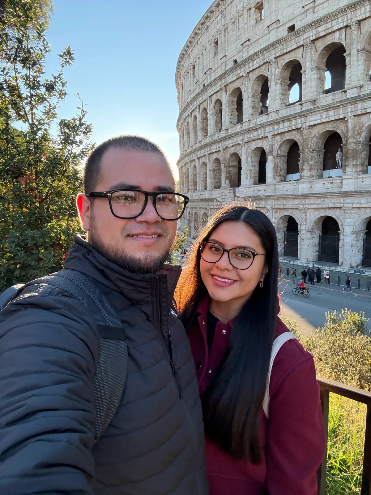 Ariadna y Rogelio en una selfie frente al Coliseo de Roma